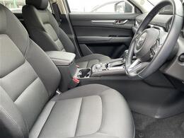 【運転席】座り心地が良いシートなので長時間の運転でも快適にお過ごしいただけます。新品のフロアマットのご注文も可能です。掲載箇所以外にご希望の写真がございましたらお気軽にお問い合わせ下さい。