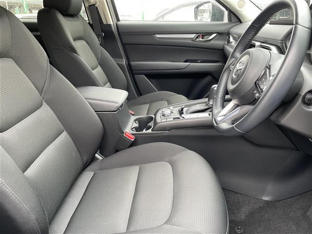 【運転席】座り心地が良いシートなので長時間の運転でも快適にお過ごしいただけます。新品のフロアマットのご注文も可能です。掲載箇所以外にご希望の写真がございましたらお気軽にお問い合わせ下さい。