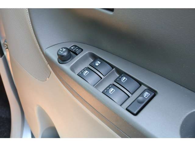 ドアミラー操作スイッチとパワーウィンドウスイッチ