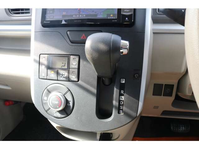 シフトはインパネCVTとなっております。