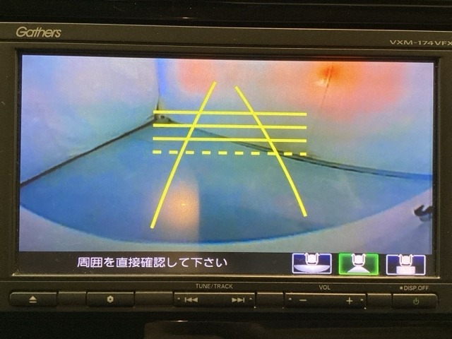 バックでの車庫入れも安心です！　リアカメラが付いているバックモニター付のナビを装備しております。操作線もついており距離感も画面から確認できます。