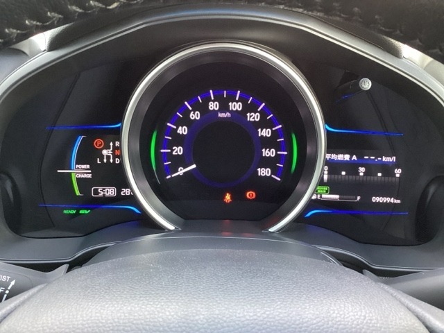 ハイブリット車専用のメーターです。中央のスピードメーターより左右のサブデスプレイで燃費や動力伝達などの情報が見れるようになっています。