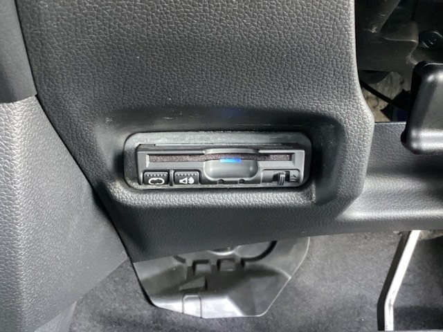 ハンドルの左下にETCがついています。高速道路の料金所の通過も楽々です。　カードの取り出しもしやすい場所についています。