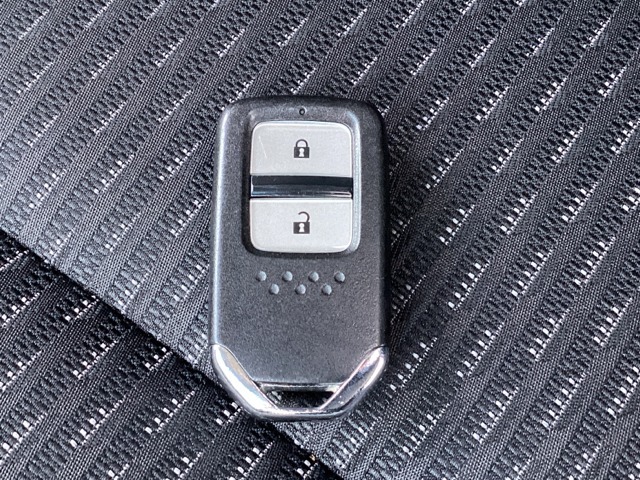 スマートキーを装備しています。鍵を差し込むことなくドアロックの開け閉めと、スタートボタン操作でのエンジンスタートができます。スペアキーも同じものを用意しております。