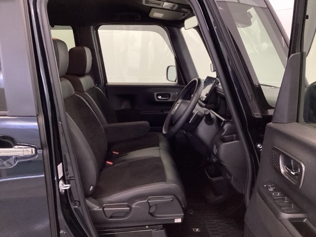 フロントは助手席と繋がったベンチシートです。運転席は、高さを調整できるハイトアジャスター付きです。