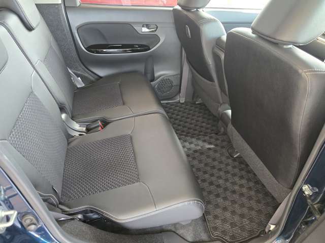 専属スタッフが、お車の内装、外装の仕上げを行っております。納車前にもう一度チェックを行いまして納車をさせていただいております。