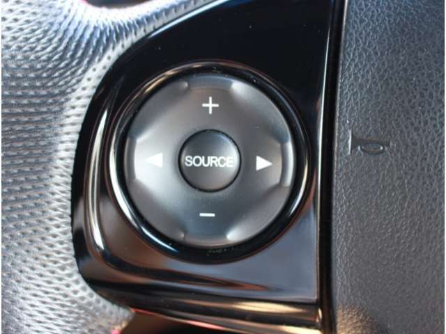 ハンドル部にオーディオリモコンスイッチが装備されてます！手元で視界をそらさずにボリューム調整・モード切替・選局・曲順スキップなどが可能！安全運転をしながらの操作が可能です！