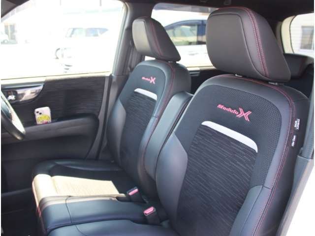 クリーニングをしっかり行っていますので、運転席・助手席どちらもきれいになっております！