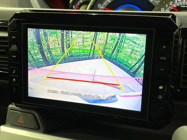 【バックカメラ】駐車時に後方がリアルタイム映像で確認できます。大型商業施設や立体駐車場での駐車時や、夜間のバック時に大活躍！運転スキルに関わらず、今や必須となった装備のひとつです！