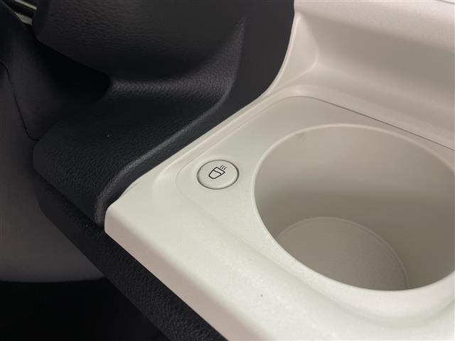 【ドリンクホルダー】長時間のドライブを快適に過ごすために、必須の車内アイテムですね。