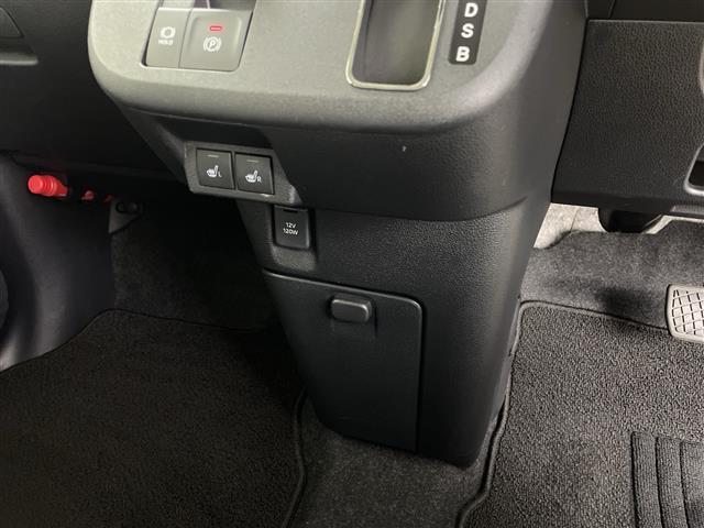 【フロアマット】車内を綺麗に保つのには必須のアイテムです。当店ではフカフカな新品マットも絶賛取り扱い中！ぜひご相談くださいませ。