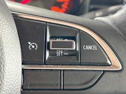 【クルーズコントロール】高速道路もラクラク走行。アクセルを離しても一定速度で走行ができ、長距離運転時の負担を軽減！加速・減速も簡単なスイッチ操作で調整できます。