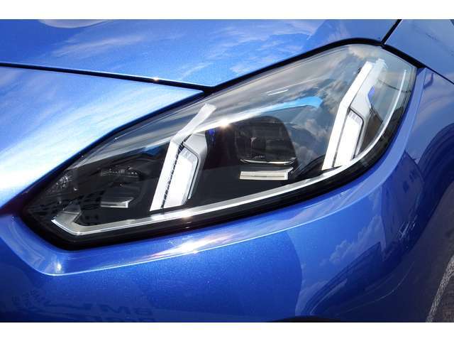 【LEDライト】先進のLEDテクノロジーを採用し、夜間はもちろん、悪天候の日中でも優れた帰任性を発揮し走行安全性を高めます
