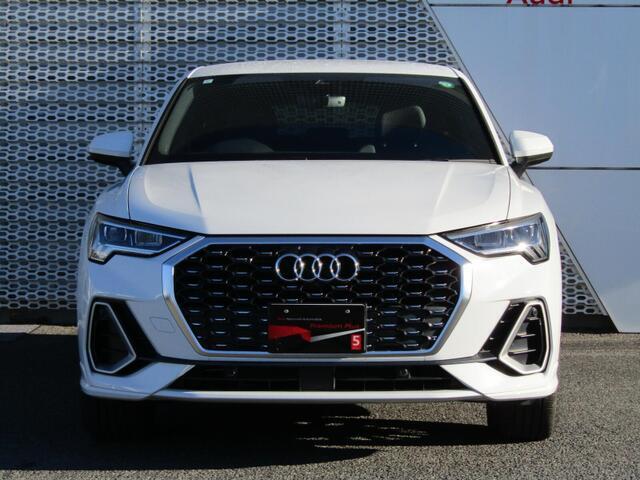 Audiの特徴シングルフレームグリルは力強さとエレガントな雰囲気を醸し出します。