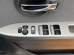 【電動格納ミラー】サイドミラーは電動格納式となっており、狭い駐車場でもキズがつくリスクを抑えられます。