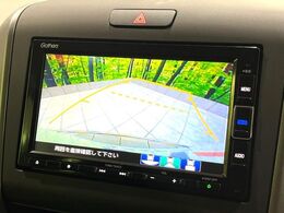 【バックカメラ】駐車時に後方がリアルタイム映像で確認できます。大型商業施設や立体駐車場での駐車時や、夜間のバック時に大活躍！運転スキルに関わらず、今や必須となった装備のひとつです！