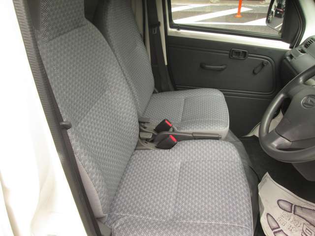 運転席シートです♪切れや破れなど無く状態良好です♪