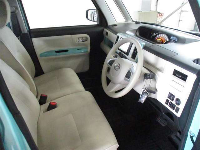 広々とした運転席で乗り降りがしやすいです(*^^*)