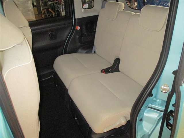 リヤシート足元も十分な広さ