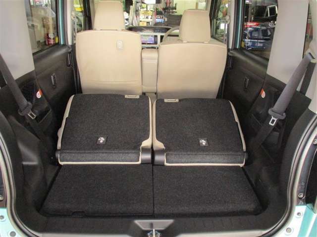 リアシートを倒せば長尺物も積み込めます。