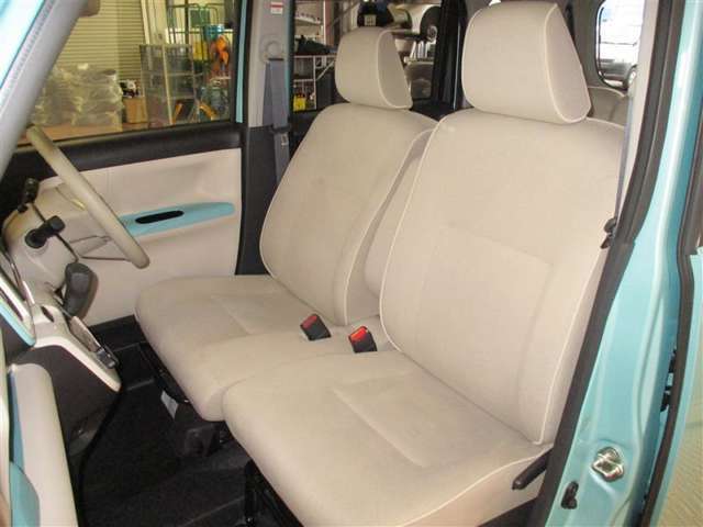 助手席の足元も広くて快適に座れます