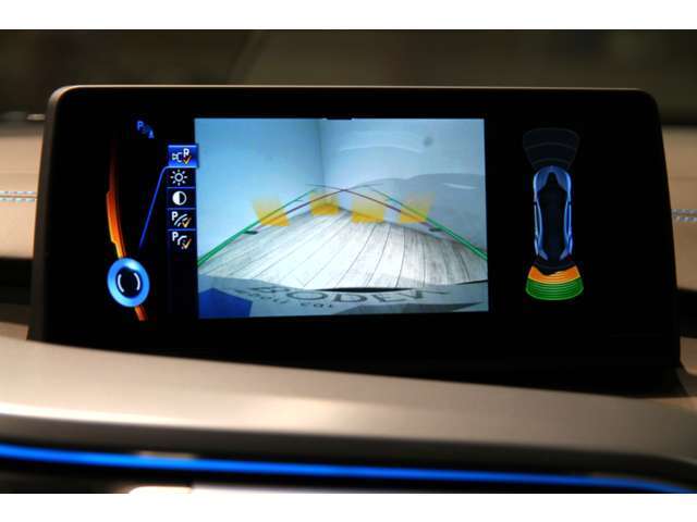 バックカメラとクリアランスソナーが装備されており駐車も楽にこなすことが出来ます。