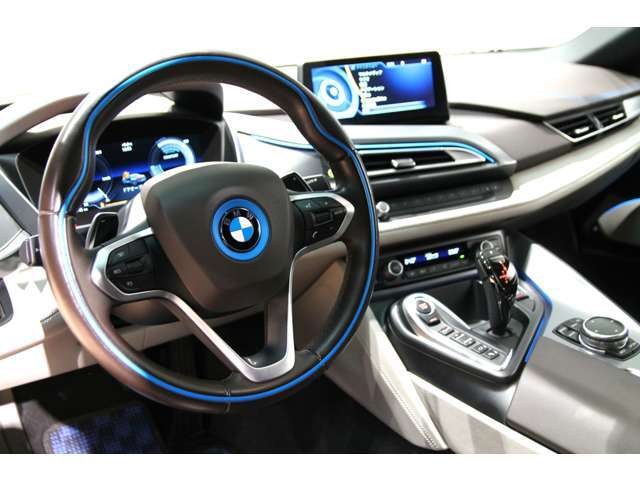 この内装の特徴のマルチファンクション・スポーツ・レザー・ステアリングは限定のBMWiブルーのアクセントが入っています。