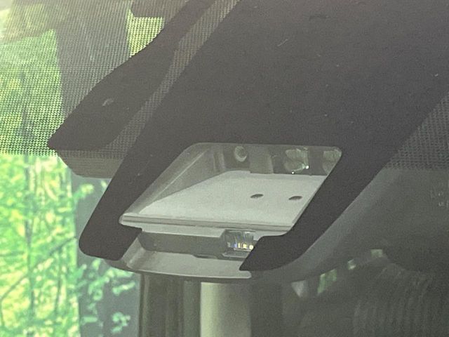 【トヨタセーフティセンス】走行中に前方の車両等を認識し、衝突しそうな時は警報とブレーキで衝突回避と被害軽減をアシスト。より安全にドライブをお楽しみいただけます。