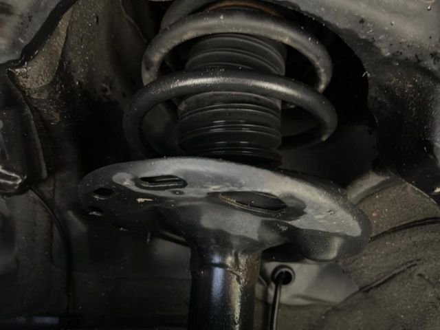 お車を安心してお乗りいただく為には、足回りの定期点検が欠かせません。サービスサポート（有償保証）では無料点検もご提供しており、安心のカーライフをお過ごしいただけるサポート体制が整っています。