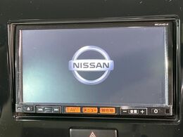 【純正ナビ】人気の純正ナビを装備しております。ナビの使いやすさはもちろん、オーディオ機能も充実！キャンプや旅行はもちろん、通勤や買い物など普段のドライブも楽しくなるはず♪