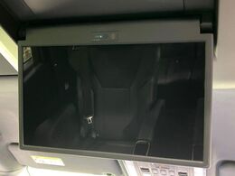 【フリップダウンモニター】大画面モニターで後席でもエンタメをお楽しみいただけます。小さなお子様にも大人気の装備です♪