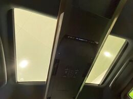 【左右独立ムーンルーフ】2列目左右席にそれぞれ配置されたガラスルーフ！日差しに合わせて片側だけシェードを閉めることも可能です！