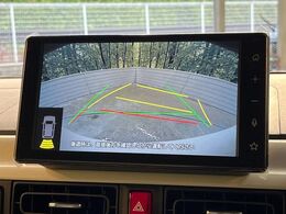 【バックカメラ】駐車時に後方がリアルタイム映像で確認できます。大型商業施設や立体駐車場での駐車時や、夜間のバック時に大活躍！運転スキルに関わらず、今や必須となった装備のひとつです！