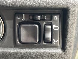 【電動格納ミラー】サイドミラーは電動格納式となっており、狭い駐車場でもキズがつくリスクを抑えられます。