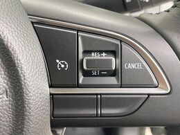 【クルーズコントロール】高速道路もラクラク走行。アクセルを離しても一定速度で走行ができ、長距離運転時の負担を軽減！加速・減速も簡単なスイッチ操作で調整できます。