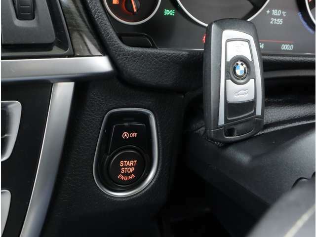 キーを所持していれば、ドアハンドルへのタッチ操作だけでドアを開錠＆施錠、スタートボタンの操作だけでエンジン始動が可能な、BMWのスマートキー「コンフォートアクセス」が標準装備されています。