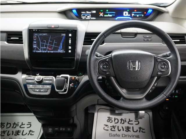 運転にかかわる様々な操作を安全に行えるように視点移動が少なく、操作性に配慮されたスイッチ類が凝縮されたコクピットです。