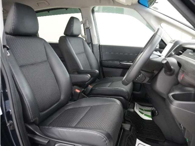 運転席のスペースはゆったりしていて、視界も広く確保されているので普段の運転からロングドライブまで快適です。