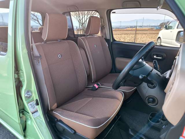 運転席のシートはホールド性に優れ疲れませんよ！