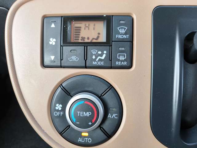 一度お好みの温度に設定すれば、車内の温度を検知し風量や温度を自動で調整。暑い…寒い…と何度もスイッチ操作をする必要はありません。快適な車内空間には必須の機能ですね。
