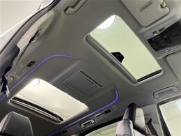 【ツインムーンルーフ】天井から太陽の穏やかな光や爽やかな風を取り込むことができる、トヨタの「サンルーフ」です！頭上のスイッチでムーンルーフを開閉することができます。