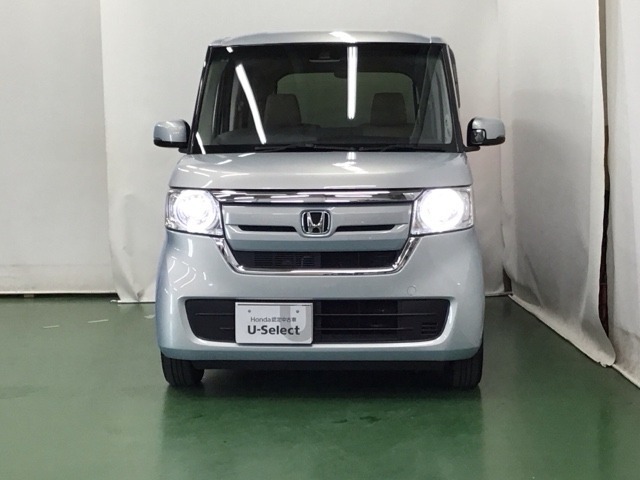 LEDヘッドライトを装備しています。LEDヘッドライトはとても明るく、雨の日や夜間走行も安全・安心です。オートライトコントロール付きで周囲の明るさに応じて自動で点灯・消灯します