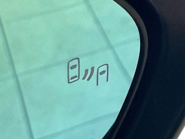 【ブラインドスポットモニター】走行中、ドアミラーの死角になりやすい箇所に後続車が接近するとサイドミラーのレンズに警告を表示！ドライバーに注意喚起をしてくれます。