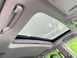 【サンルーフ】開放感たっぷりの希少装備、サンルーフが装着されています！車内に明かりを取り入れたり景色を楽しむ以外にも、車内の空気も簡単に換気できて快適です！
