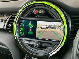 【バックカメラ】装備。後方確認に役立ち、楽々駐車やバックをしていただけます。