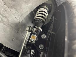 【HKS車高調】HKS車高調が入っています！より地面に近く、低く構えたフォルムから精悍な印象になります！また、重心が低くなることで、操縦安定性が向上することも期待出来ます。