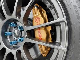 【Bremboキャリパー（メーカーオプション）】高級モデルのみに許された、安心感のあるストッピングパワーに、高い耐久性などディスクブレーキとしての機能もさることながら、華々しいデザインと存在感！