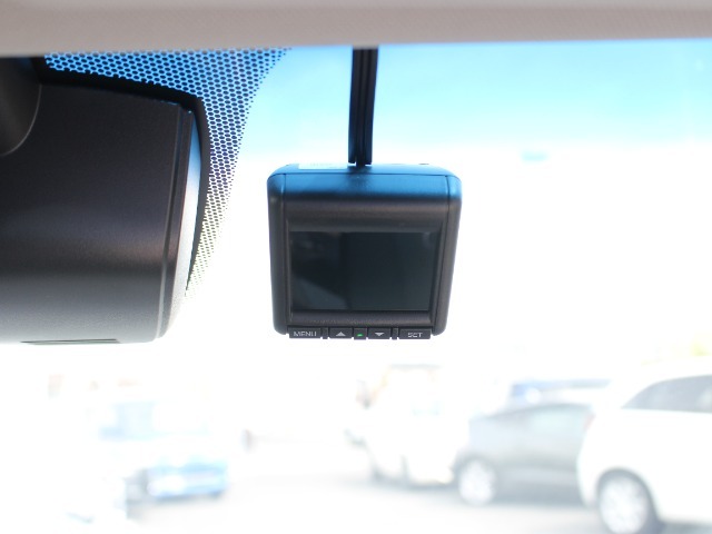 リアカメラが装備されており、後方の安全確認はもちろんのこと狭い場所での駐車や雨の日・夜間など視界の悪いコンディションでのストレスの軽減にもなります！