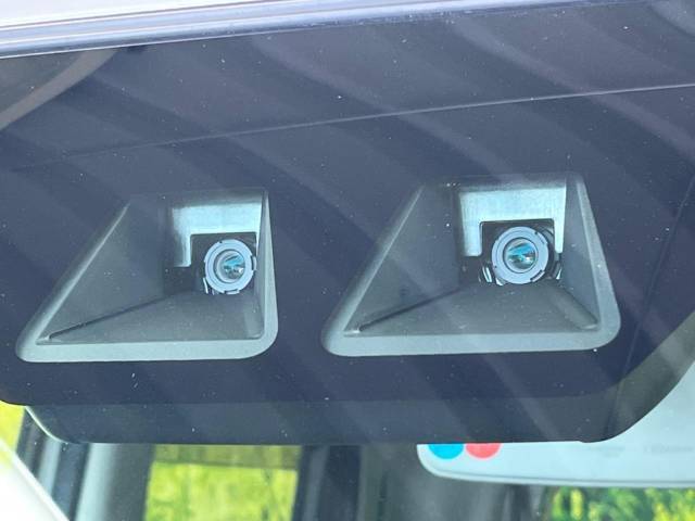 【スマートアシスト】走行中に前方の車両等を認識し、衝突しそうな時は警報とブレーキで衝突回避と被害軽減をアシスト。より安全にドライブをお楽しみいただけます。