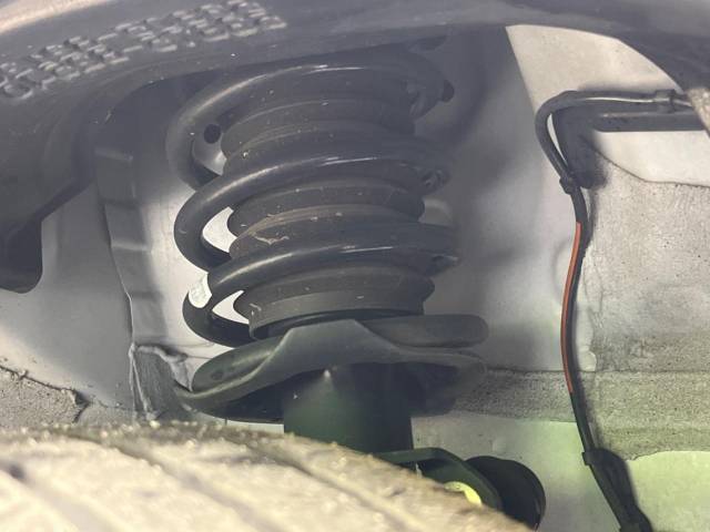 お車を安心してお乗りいただく為には、足回りの定期点検が欠かせません。サービスサポート（有償保証）では無料点検もご提供しており、安心のカーライフをお過ごしいただけるサポート体制が整っています。